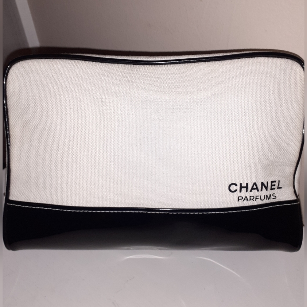 Vintage Chanel Parfume/Cosmetic bag 9x6x3.